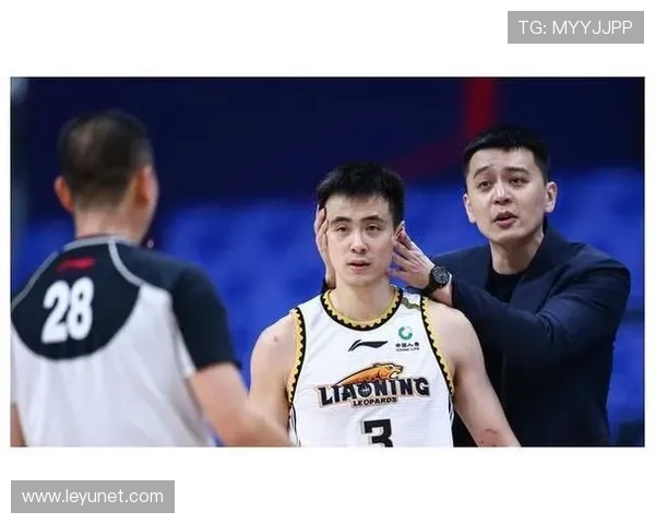 替补席纪律规则有哪些细节，裁判如何严格判罚边线违规？